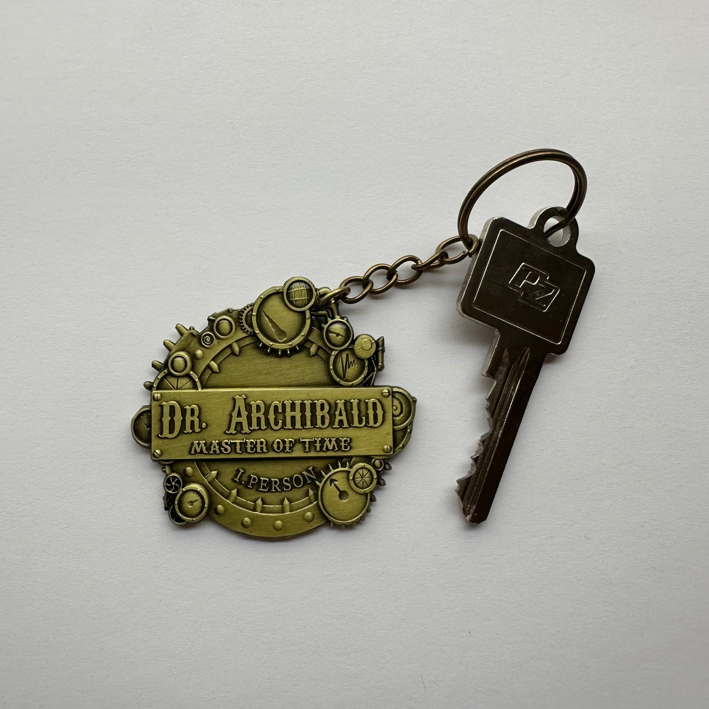 Dr. Archibald Schlüsselanhänger – Antik-Messing Design
